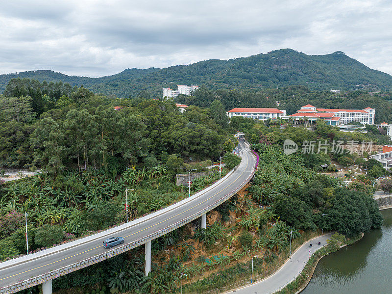 建筑，高速公路，城市绿化带