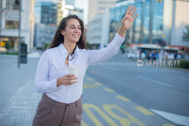 成年女子在街上叫出租车