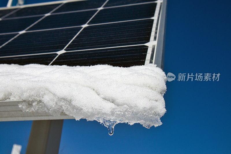 阳光下太阳能电池板上的积雪正在融化