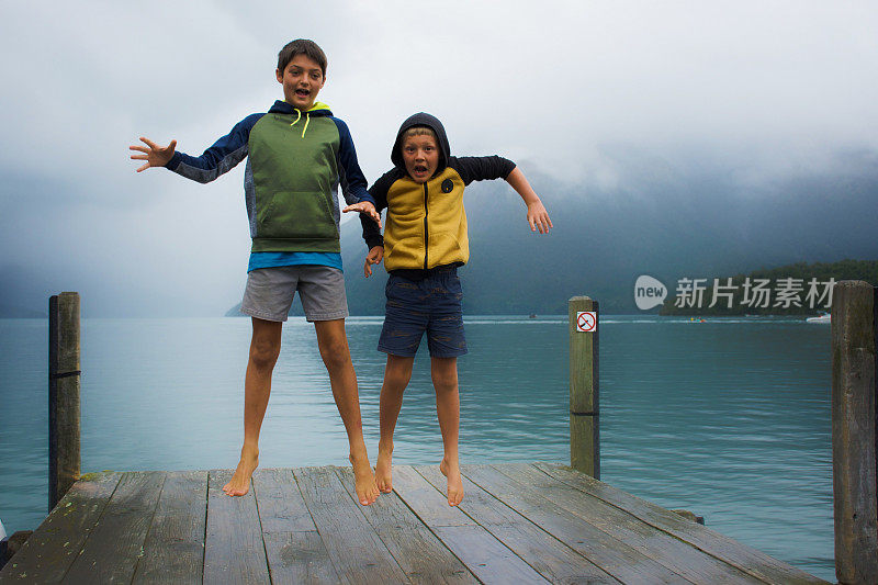 孩子们在码头上跳，尼尔森湖，新西兰