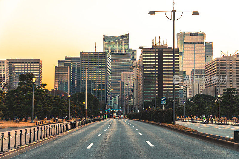 东京空荡荡的城市街道