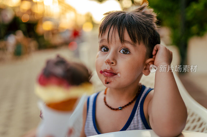 可爱的小男孩喜欢在夏天吃冰淇淋