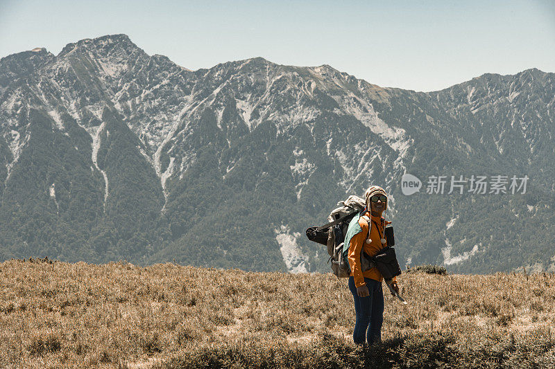 在山上徒步旅行的人的肖像。