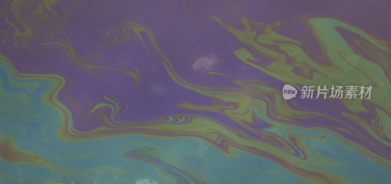 彩色的汽油油渍在水面上，呈彩虹色