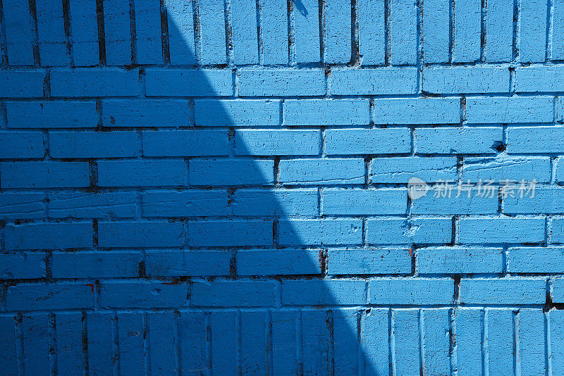 旧的蓝色墙壁背景与复制空间