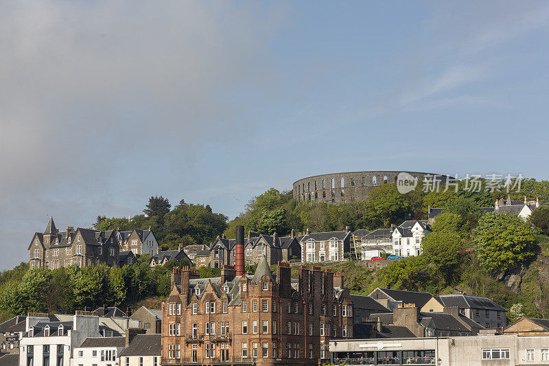 历史悠久的麦凯格塔，位于苏格兰格拉斯哥奥本炮台山