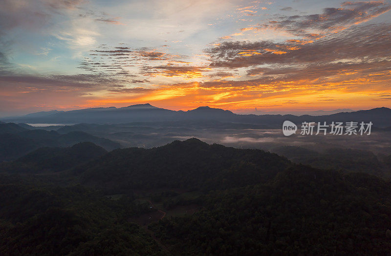 美丽的晨景日出和雾在山上。