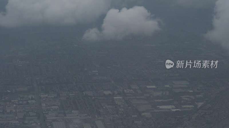 阴天从飞机上看到的接近洛杉矶的景象