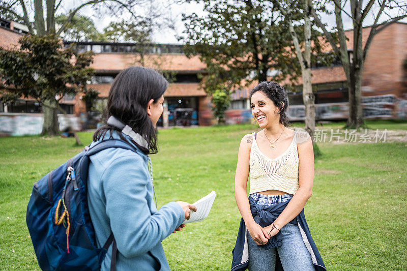 一位年轻女子在大学校园里和她的朋友聊天