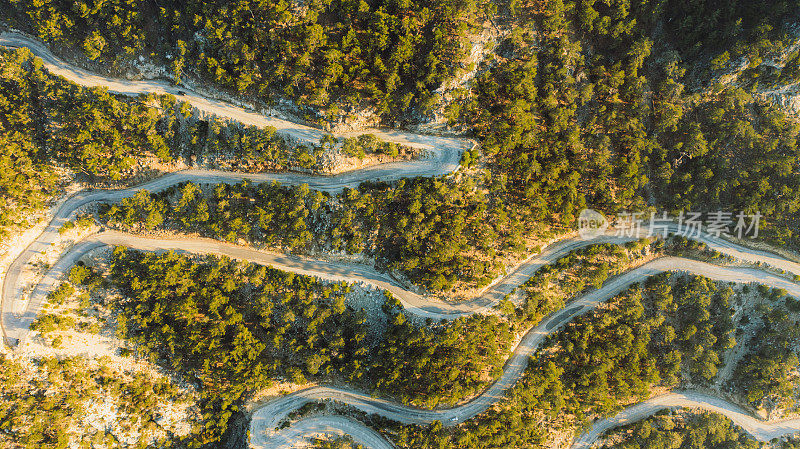 土耳其山区的发夹公路鸟瞰图