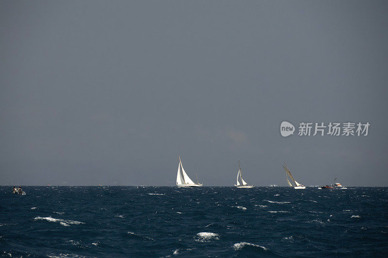 巴塞罗那帆船赛帆船在强风中航行。游艇