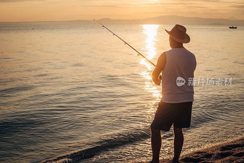 爱好，一个男人正在海边用鱼竿钓鱼