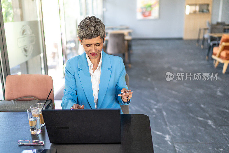 成功的成熟女性用笔记本电脑网购