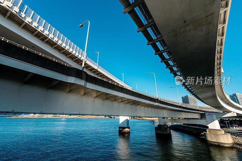 日本东京台场湾彩虹桥的支柱