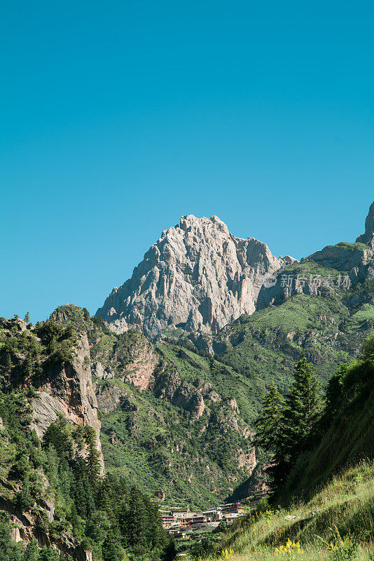 中国甘南扎加纳石山的神秘景观