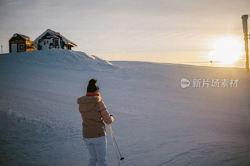 女子在夕阳下滑雪