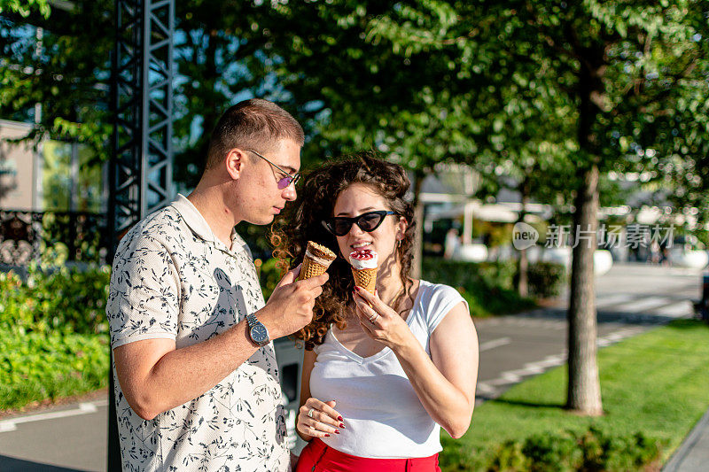 年轻夫妇的散步充满了冰淇淋的喜悦