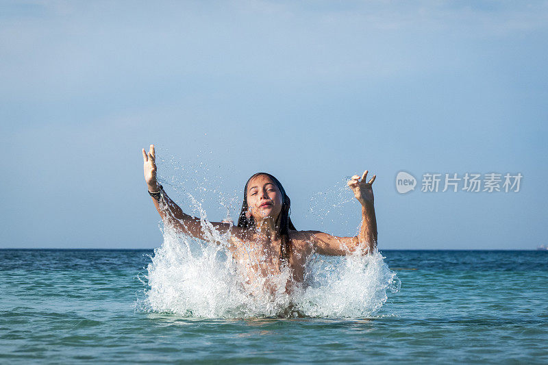 他用手在海里泼水。一个夏天的早晨。忒涅多斯岛。爱琴海北部，12岁的帅哥。长头发的