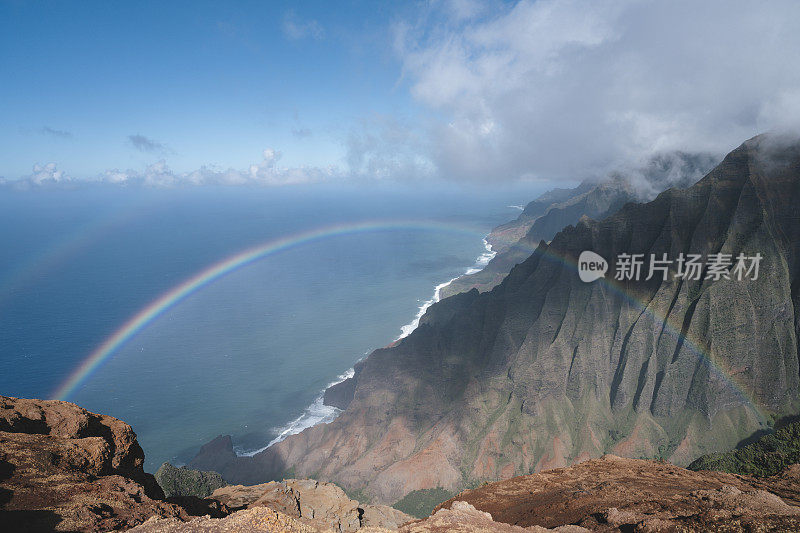 美国夏威夷考艾岛纳巴利海岸上空的彩虹