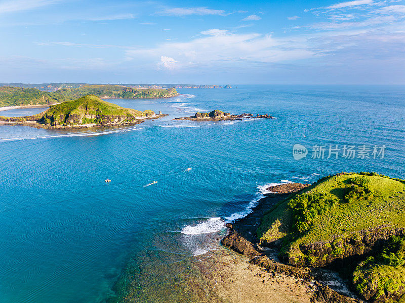 鸟瞰图:龙目岛碧绿的海水环绕着郁郁葱葱的岛屿。