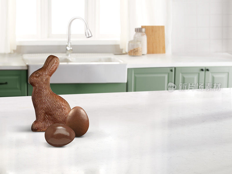 柜台上的巧克力复活节兔子和巧克力蛋