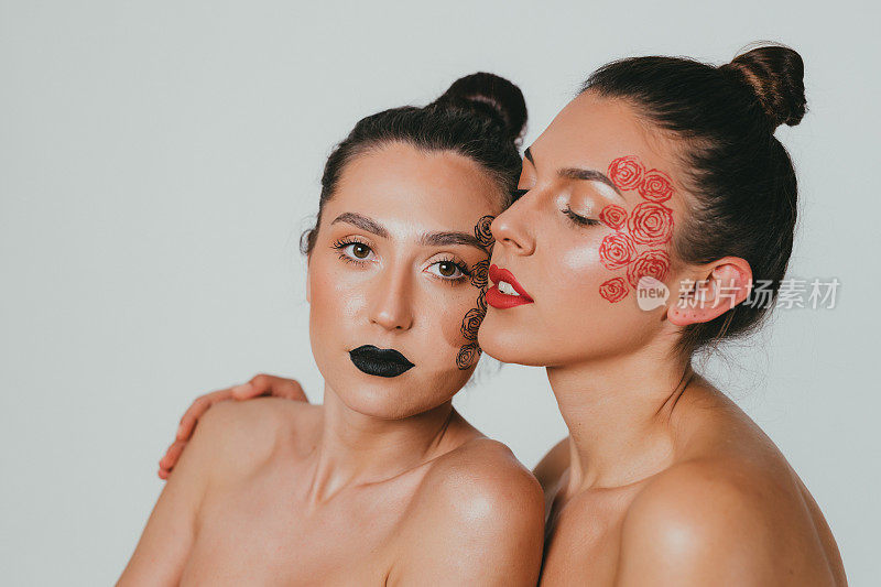 两个年轻的女人脸上画着化妆艺术