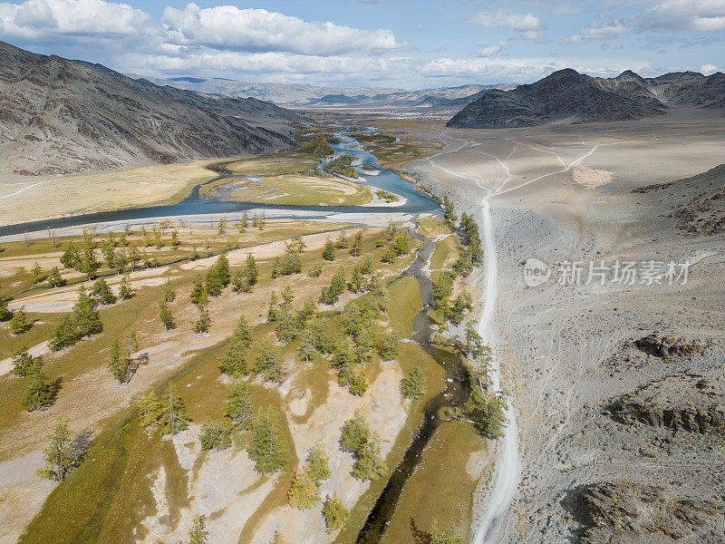 阿尔泰山脉巴彦乌吉省的鸟瞰图