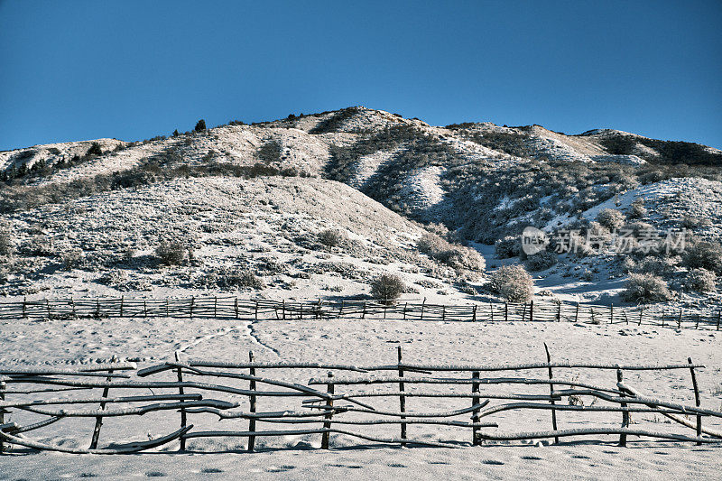 降雪后的冬季山景