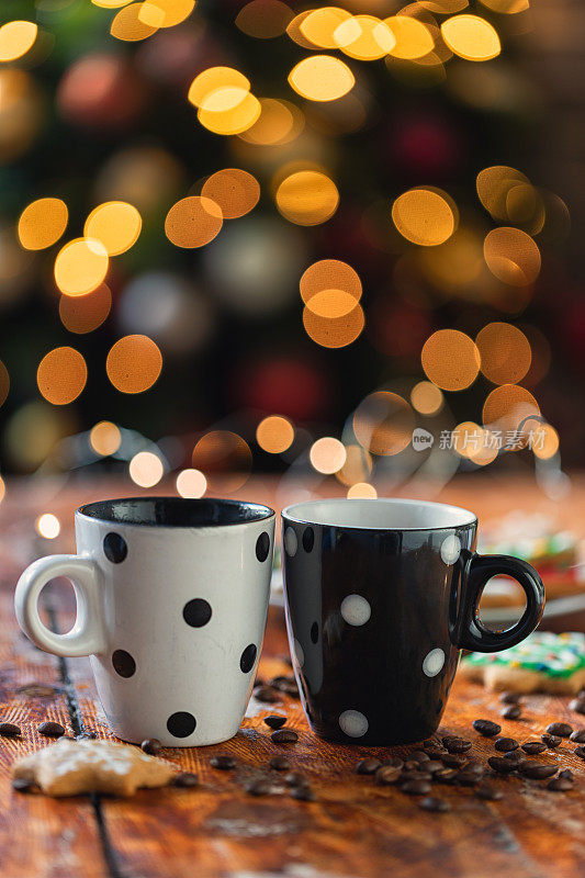 圣诞假期的两杯热咖啡