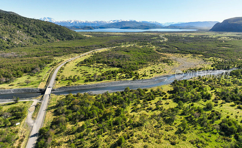 智利托雷斯德尔潘恩国家公园内米拉多基地拉斯托雷斯的高速公路景观
