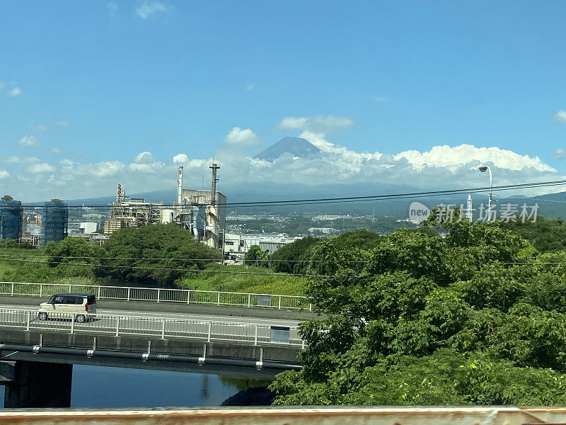 日本——新干线上的富士山