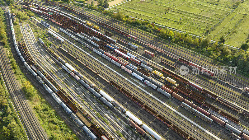 铁路调车场、调车场和货运列车。鸟瞰图