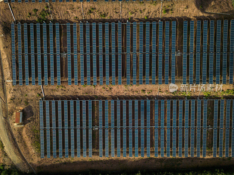 葡萄牙农村地区太阳能发电厂的航拍图像