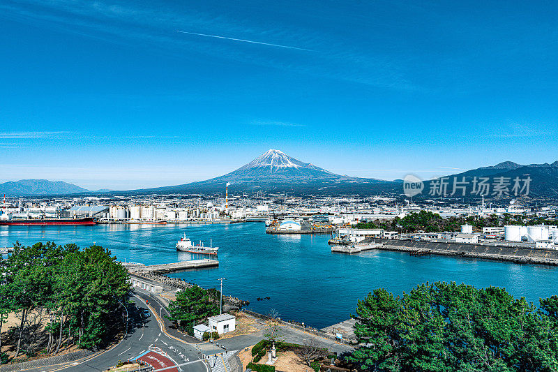 鸟瞰图富士山附近的工业区，工厂，日本港口和港口静冈市