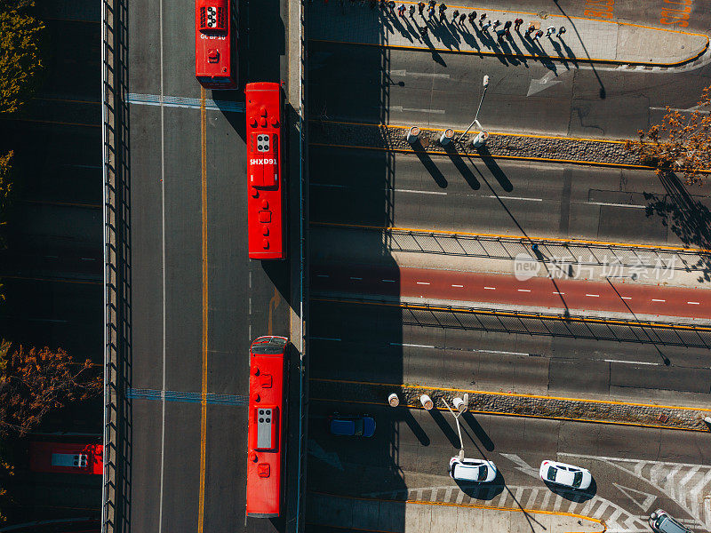 高架桥上的红色公共汽车