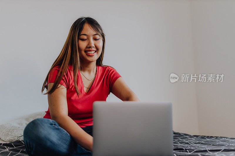 亚洲女性在家使用电子设备