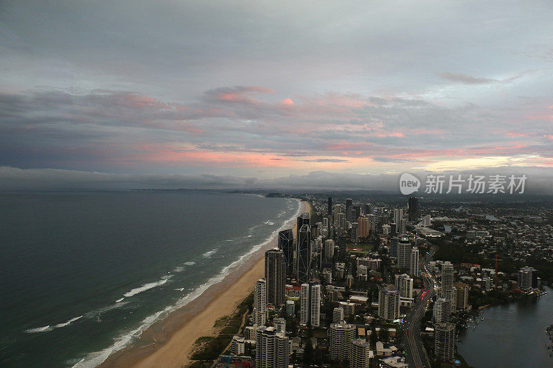 日落从阔滩，海岸线和城市到地平线。澳大利亚黄金海岸
