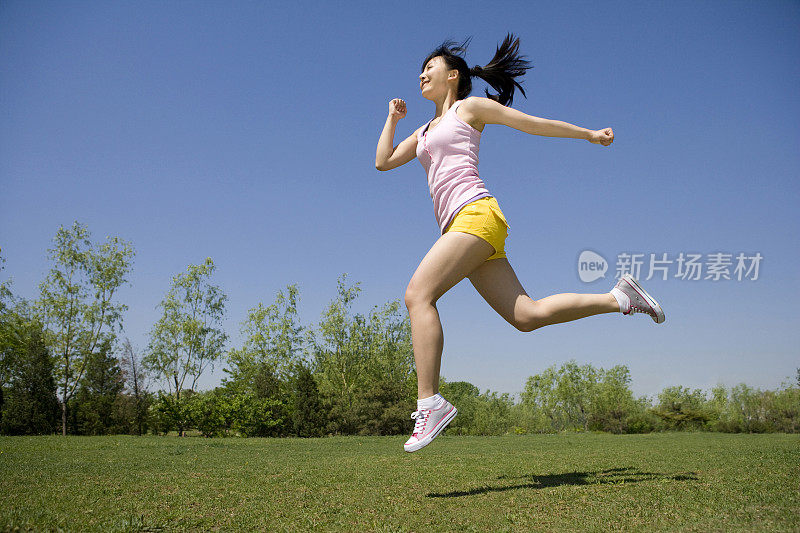 粉衣女子蹦跳