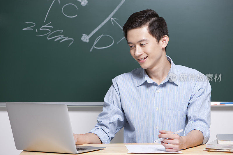 男老师在课堂上使用笔记本电脑