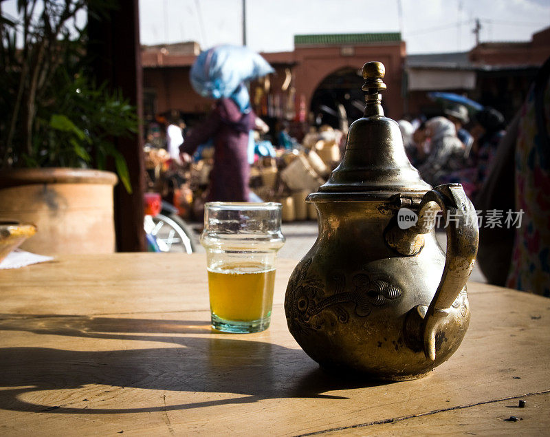 北非绿茶，茶壶和玻璃，城市生活背景
