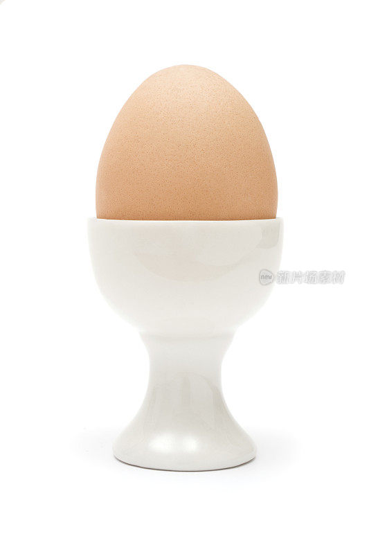 棕色鸡蛋放在白色蛋杯里