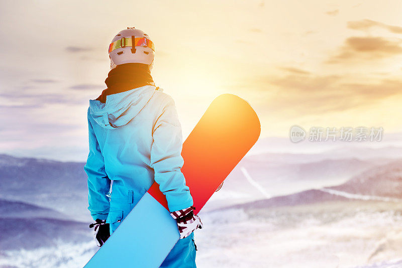 滑雪女子女孩日出山顶