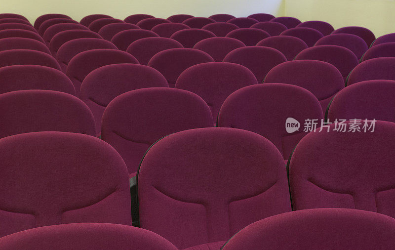 电影院内部有舒适的红椅子。