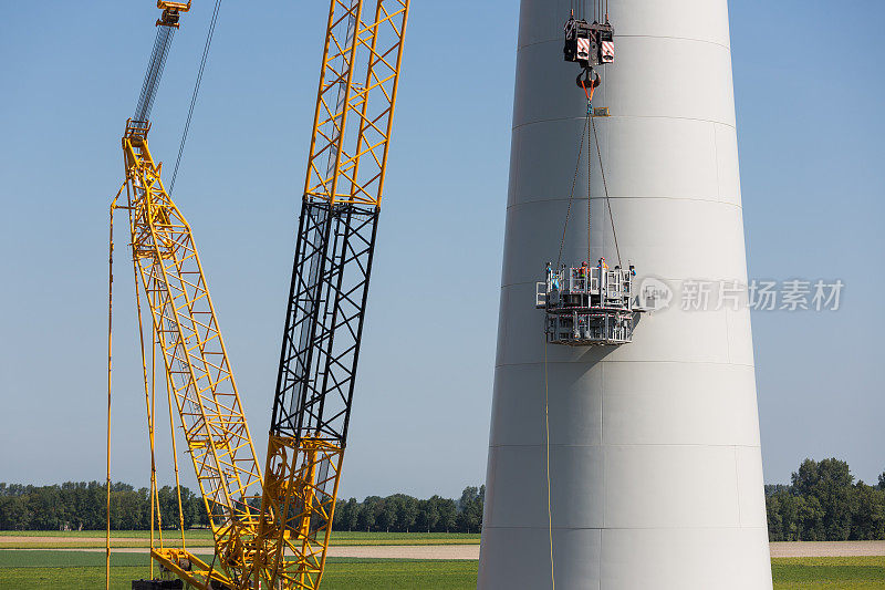 荷兰工人正忙着建造一台新的风力涡轮机
