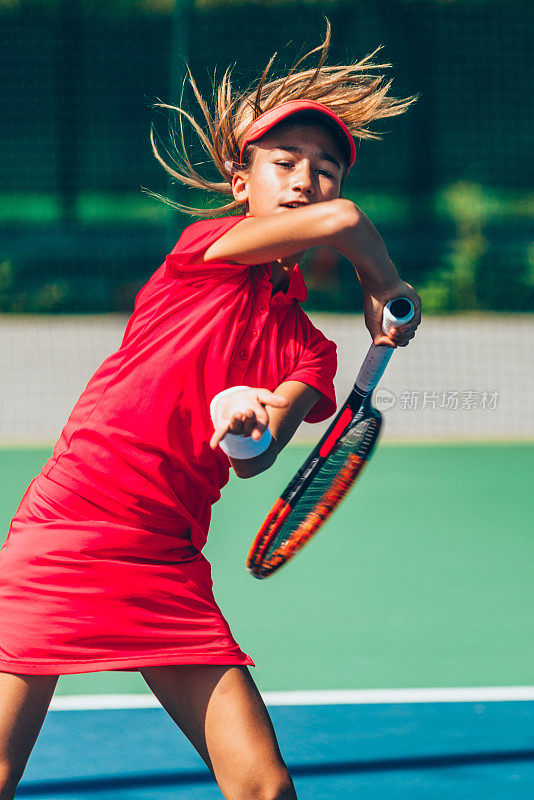女孩在打网球