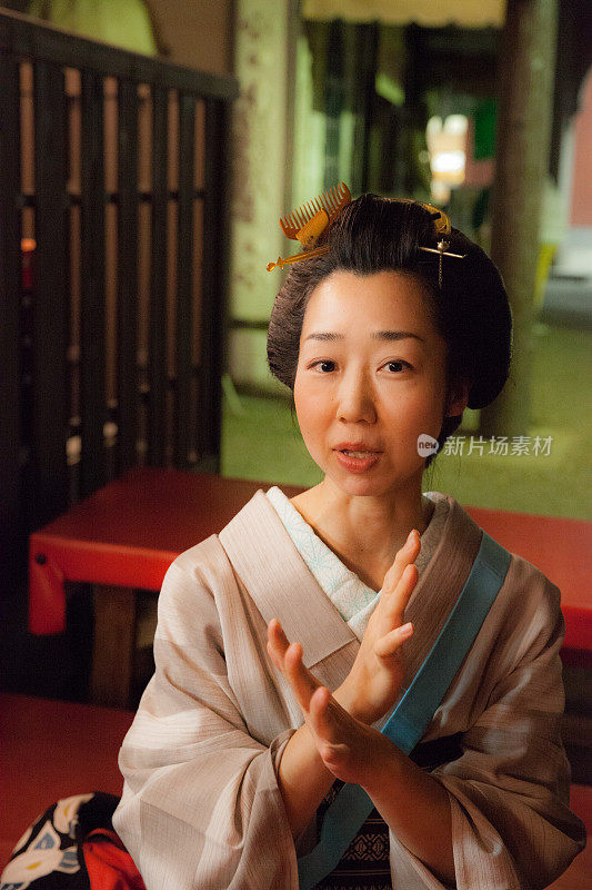在日本老城传统风格的日本妇女