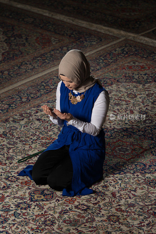 虔诚的穆斯林妇女祈祷