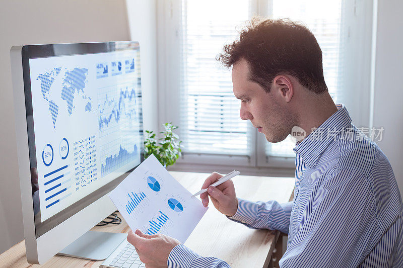 投资者在电脑屏幕上分析财务报告和关键业绩指标