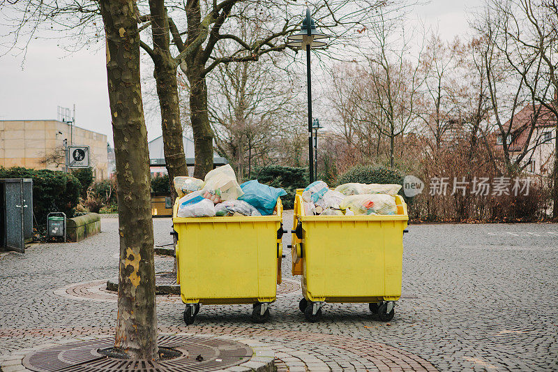 德国街道上的两个黄色垃圾桶。收集及处置家居废物。