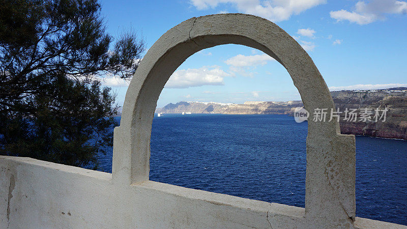 通过拱门俯瞰爱琴海的圣托里尼岛